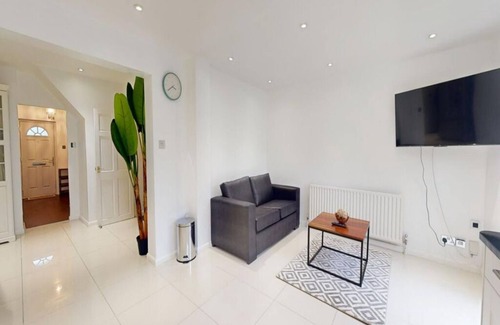 Langley Marish Apartment | Parlaunt House - 3 bedroom with FREE Parking