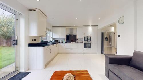 Langley Marish House | Parlaunt House - 3 bedroom with Free parking