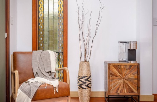 Ithaca Apartment | Parlour Suite at New Park w phone booth