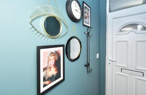 Stoke-on-Trent Apartment | Parotia House by YourStays - 3 Bedroom House in Stoke-on-Trent
