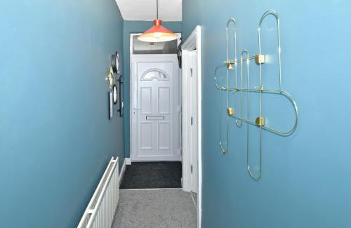 Stoke-on-Trent Apartment | Parotia House by YourStays - 3 Bedroom House in Stoke-on-Trent