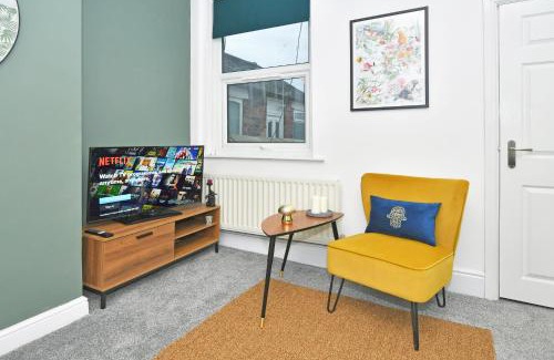 Stoke-on-Trent Apartment | Parotia House by YourStays - 3 Bedroom House in Stoke-on-Trent