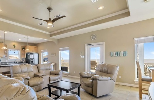 Crystal Beach House | Parrot Head 3 Bedroom Home by RedAwning