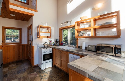 Ashland Cabin | Parsnip Lakes Cabin w/Jacuzzi and Wood Stove at Green Springs Inn
