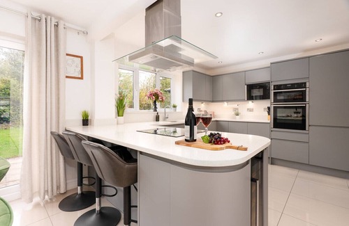 Kirkby House | Partridge Rise | Near Aintree | Sleeps 9
