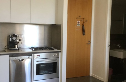St Kilda Apartment | Pasadena Top Floor 1BR w balcony + free WiFi + parking