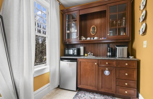 Springfield Hotel | Pasfield House Historic Mansion: The George Suite