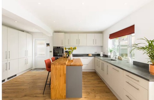 Bourton-on-the-Water House | Pass the Keys | Modern family home | Garden | Parking