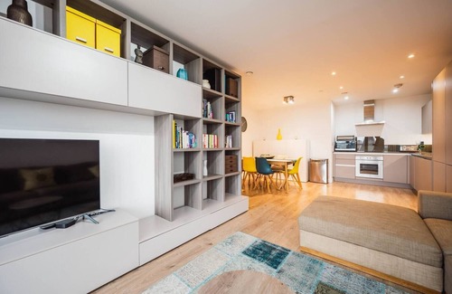 Hackney Apartment | Pass the Keys | 3 Bed 2 Bath with Stunning Views from the 8th Fl
