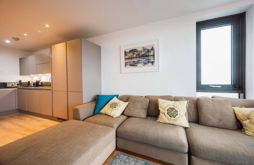 Hackney Apartment | Pass the Keys | 3 Bed 2 Bath with Stunning Views from the 8th Fl