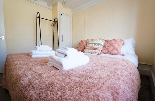 Borth House | Pass the Keys 3-bedroom beach house with off street parking