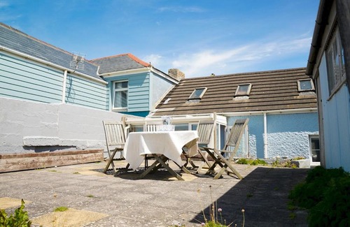 Borth House | Pass the Keys 3-bedroom beach house with off street parking