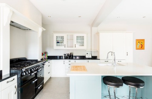 Kenilworth House | Pass the Keys | 4Bed Home in Kenilworth with Parking
