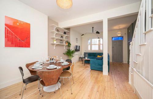 Hackney House | Pass the Keys Airy 1850s Coach House with Private Balcony