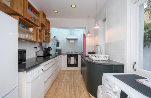 Hackney House | Pass the Keys Airy 1850s Coach House with Private Balcony