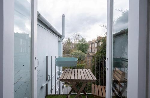 Hackney House | Pass the Keys Airy 1850s Coach House with Private Balcony
