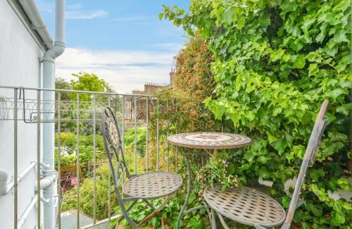 Hackney House | Pass the Keys Airy 1850s Coach House with Private Balcony