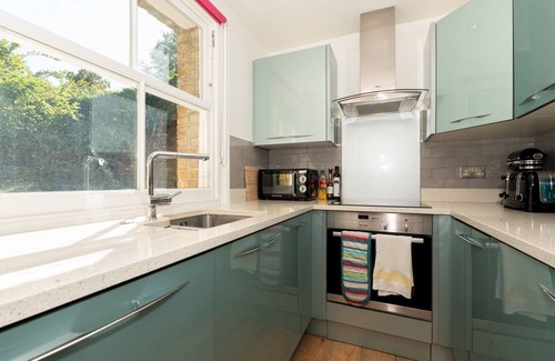 South Richmond Apartment | Pass the Keys | Beautiful Richmond Hill, parking and huge garden