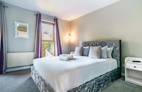 Belfast House | Pass the Keys Beautiful 3-Bed Riverside Townhouse w Parking
