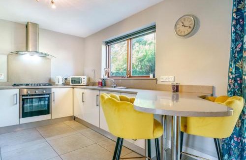 Belfast House | Pass the Keys Beautiful 3-Bed Riverside Townhouse w Parking