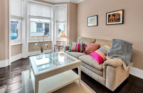 Munster Apartment | Pass the Keys | Beautiful Spacious Flat in Fulham