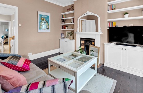 Munster Apartment | Pass the Keys | Beautiful Spacious Flat in Fulham