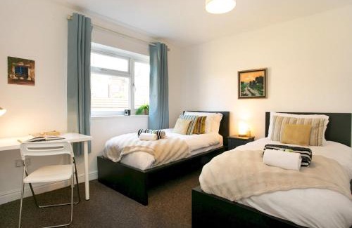 West Bridgford Apartment | Pass the Keys Bright & Cosy Home with Garden Free Parking
