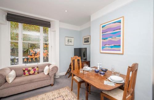 Brockley Apartment | Pass the Keys Brockley Victorian apartment train links London