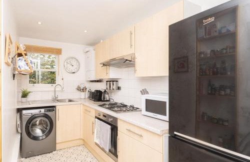 Brockley Apartment | Pass the Keys Brockley Victorian apartment train links London