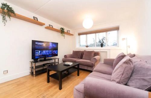 St. Johns Wood Apartment | Pass the Keys Canal-view flat near Madame Tussauds