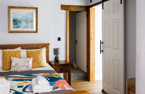 Over Haddon House | Pass the Keys | Charming Picturesque Retreat for 6 & Furry Friend