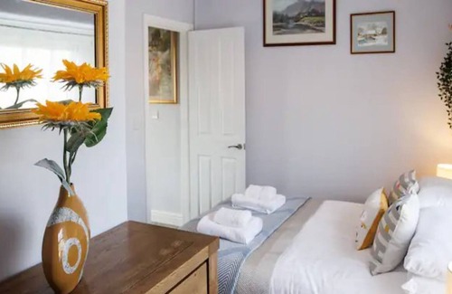 Over Haddon House | Pass the Keys | Charming Picturesque Retreat for 6 & Furry Friend