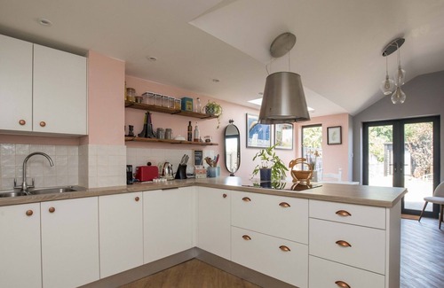 Farnham House | Pass the Keys | Character 3 Bed Cottage in Farnham, Free Parking