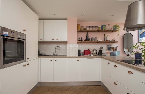 Farnham House | Pass the Keys | Character 3 Bed Cottage in Farnham, Free Parking