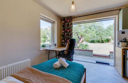 Cambridge Apartment | Pass the Keys Charming and Central Garden Studio Flat Free Parking
