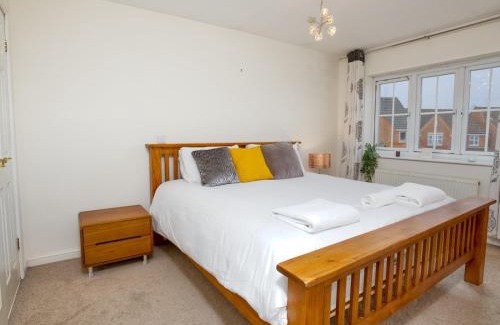 Lincoln House | Pass the Keys Charming Getaway Near Central Lincoln