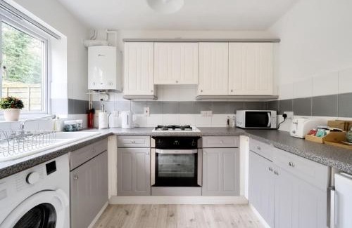 Walton-on-Thames House | Pass the Keys Cosy 2BR Home in Walton