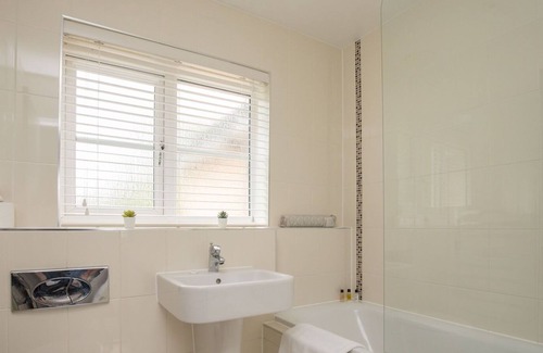 Langley Marish Apartment | Pass the Keys | Cosy 1 Bed Studio Near Legoland Windsor