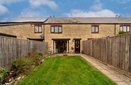 Cassington House | Pass the Keys Cosy 2 Bed Terrace Peaceful Village location