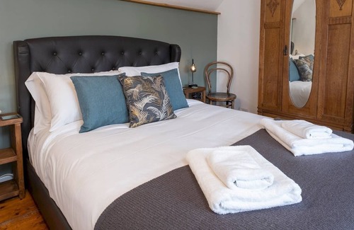 Nailsworth House | Pass the Keys | Cosy Cotswold cottage with stunning views