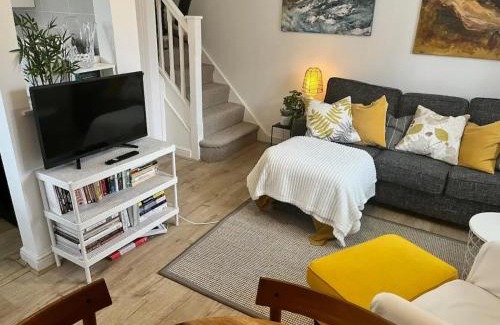 Borehamwood House | Pass the Keys Cosy One Bedroom House with Parking