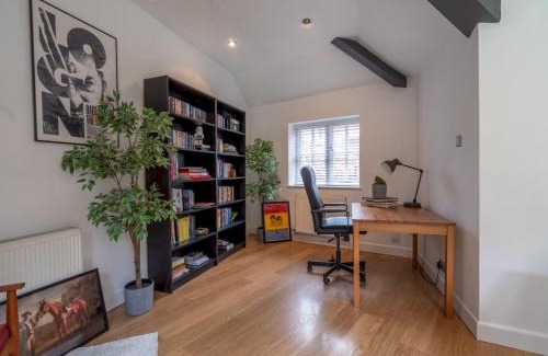 Wilford House | Pass the Keys Cozy 3-Bed Home with Garden Perfect for Relaxing Getaways