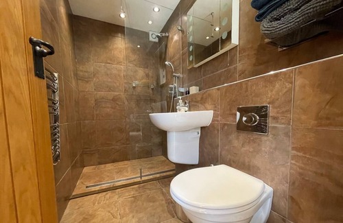 Hathersage Apartment | Pass the Keys | Delightful & Dainty Vibrant Village for 2