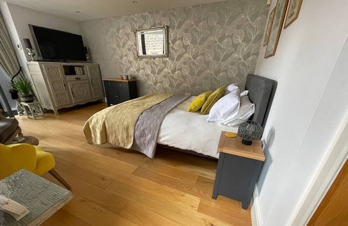 Hathersage Apartment | Pass the Keys | Delightful & Dainty Vibrant Village for 2