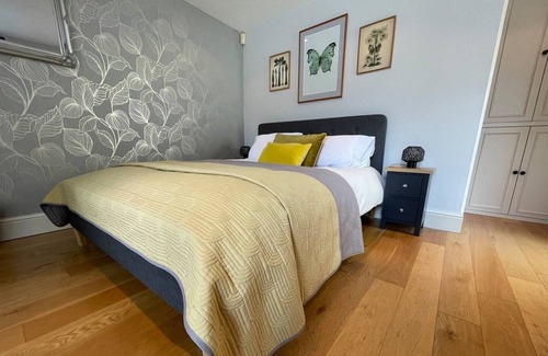 Hathersage Apartment | Pass the Keys | Delightful & Dainty Vibrant Village for 2