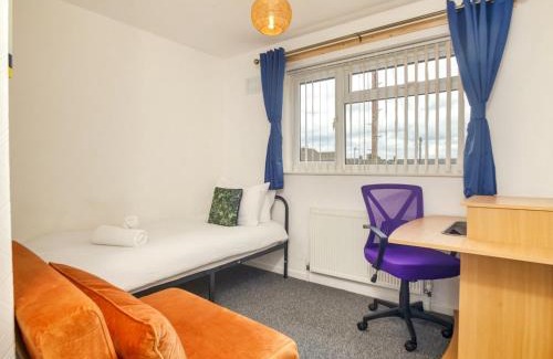 Lincoln House | Pass the Keys Dog-Friendly Haven Parking Prime Location