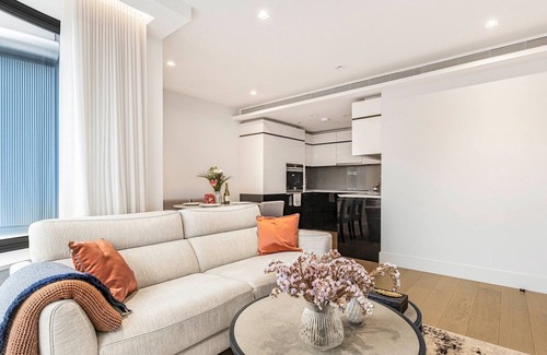 Vincent Square Apartment | Pass the Keys | Elegant Riverside Stay