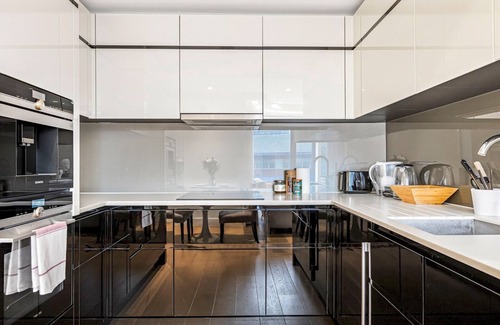 Vincent Square Apartment | Pass the Keys | Elegant Riverside Stay