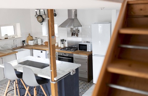Crynant House | Pass the Keys | Family home walking distance to beach/Pet friendly