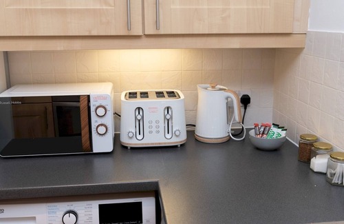 Abbey Wood Apartment | Pass the Keys | Fresh and Stylish Central Flat With Parking and Garden